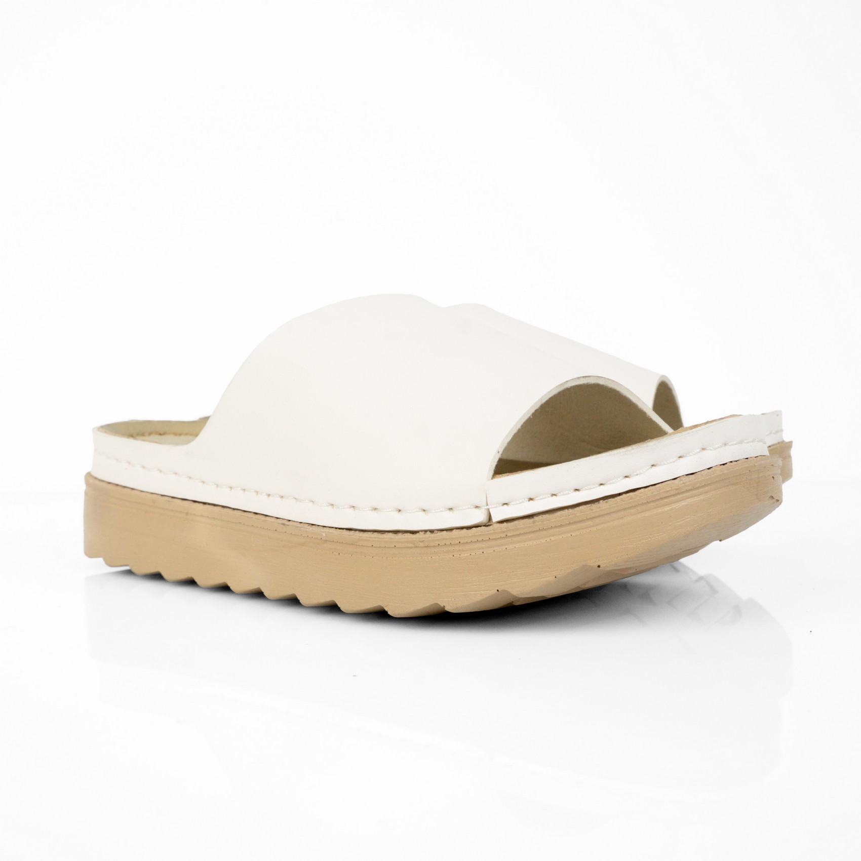 سليبر حريمي جلد تركي مستورد لون أبيض بفرش طبي ونعل بلوتان طبي بارتفاع 3 سم